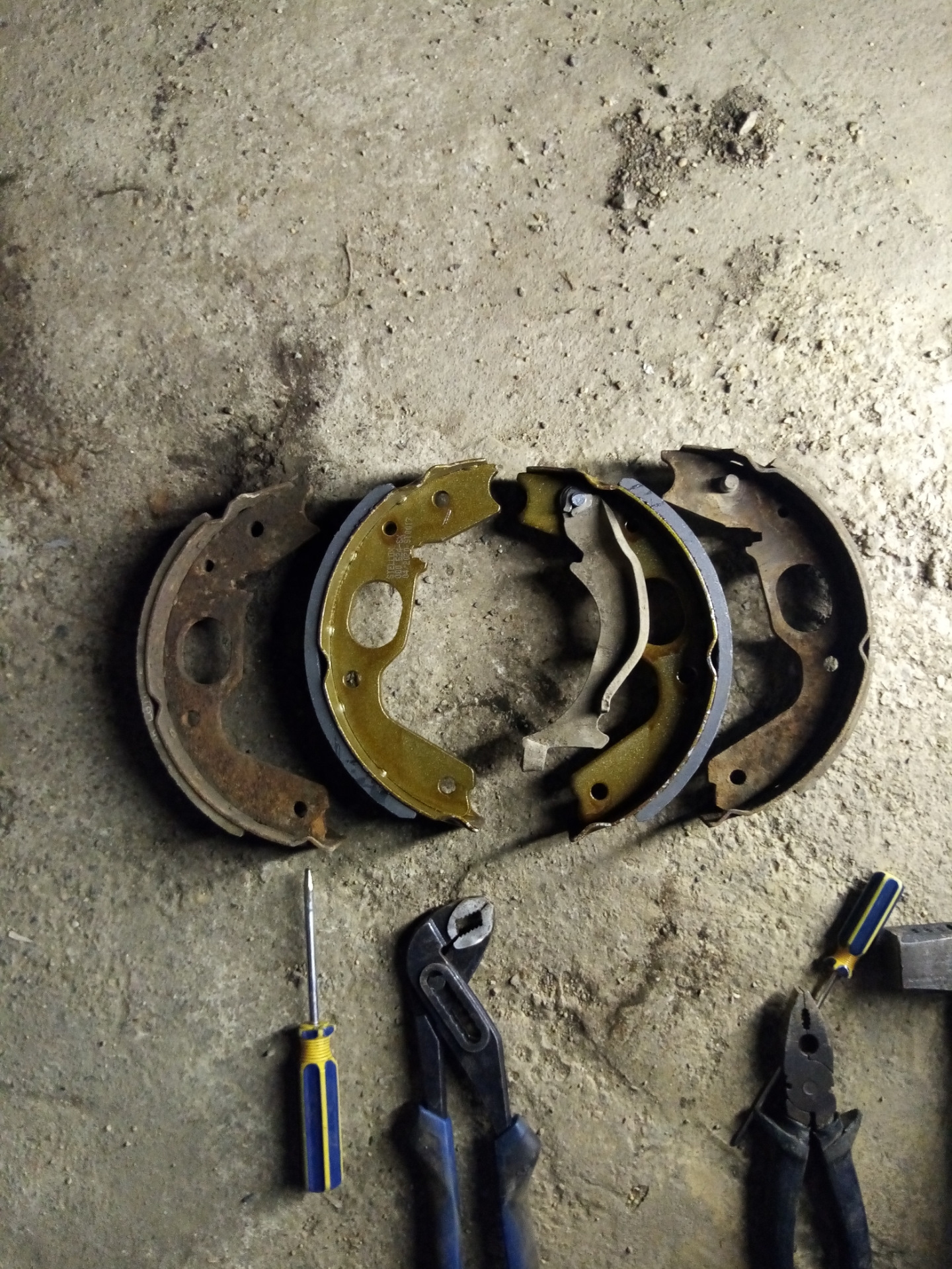 Замена колодок стояночного томоза — Mitsubishi Pajero Sport (2G), 2,5 л ...