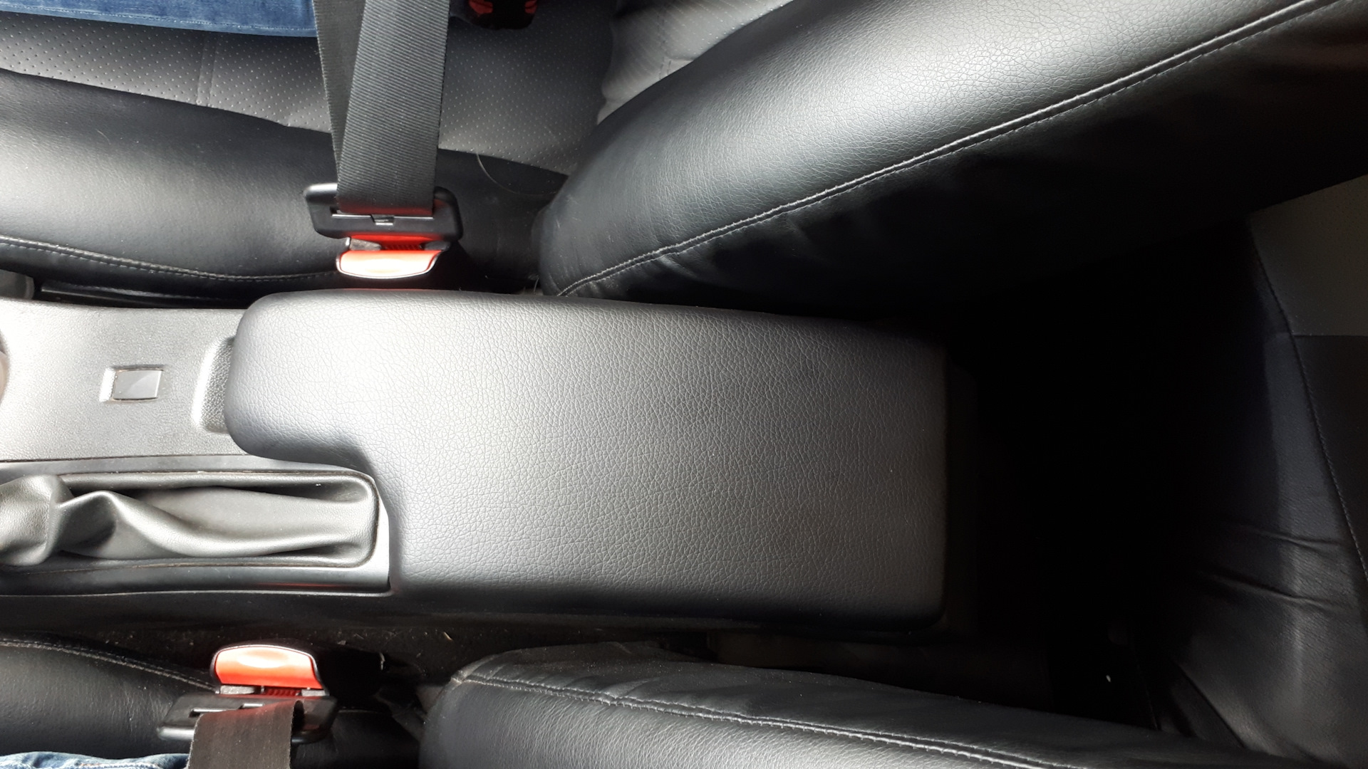 подлокотник ваз 2170. перетяжка подлокотника тигуан 2. подлокотник приора 2. защелка подлокотника приора 2. подлокотник приора ромб.