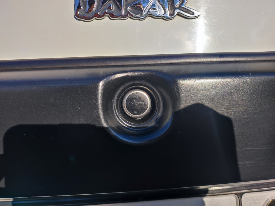 Заглушка замка багажника — Renault Duster (1G), 2 л, 2015 года ...