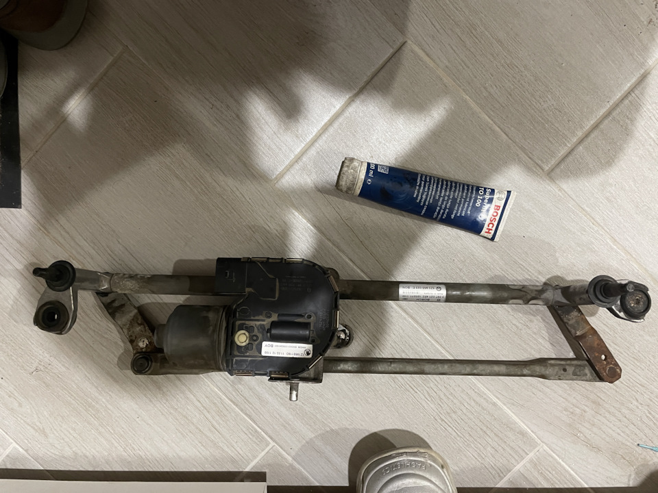 Смазал трапецию стеклоочистителя и прочистил форсунки омывателя ...