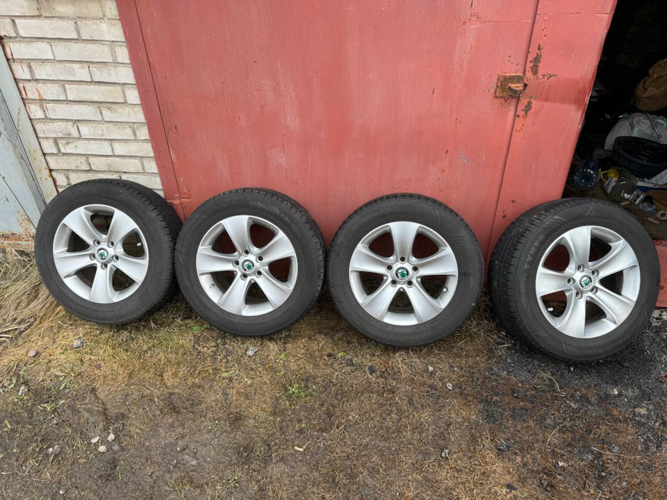 Шины летние Nokian 215/60 R16, литые диски VAG Moon 7Jx16 ET45 5x112 на ...