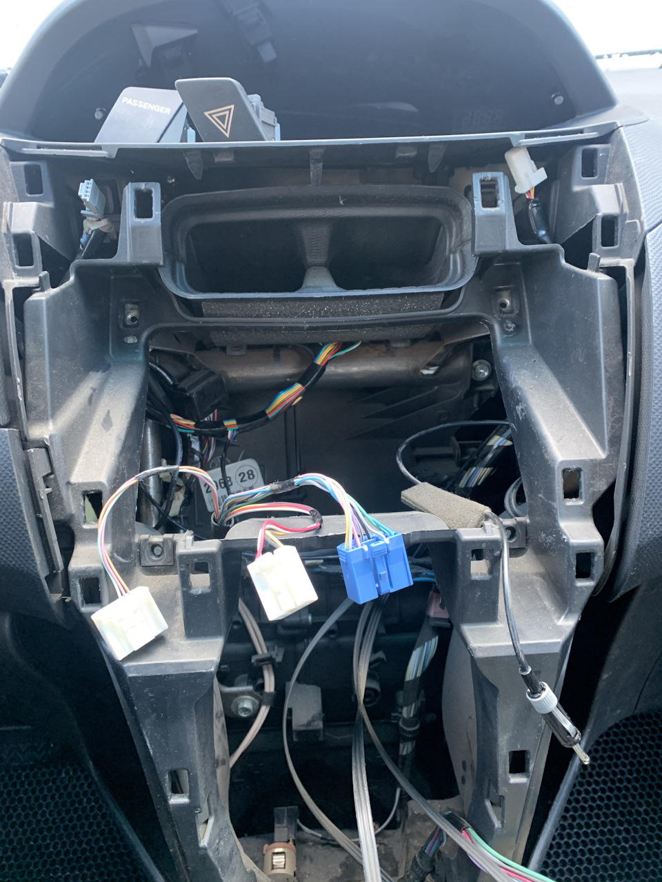 Вытаскиваем всю внутрянку и отсоединяем родную мультимедию — Toyota Yaris (p2)