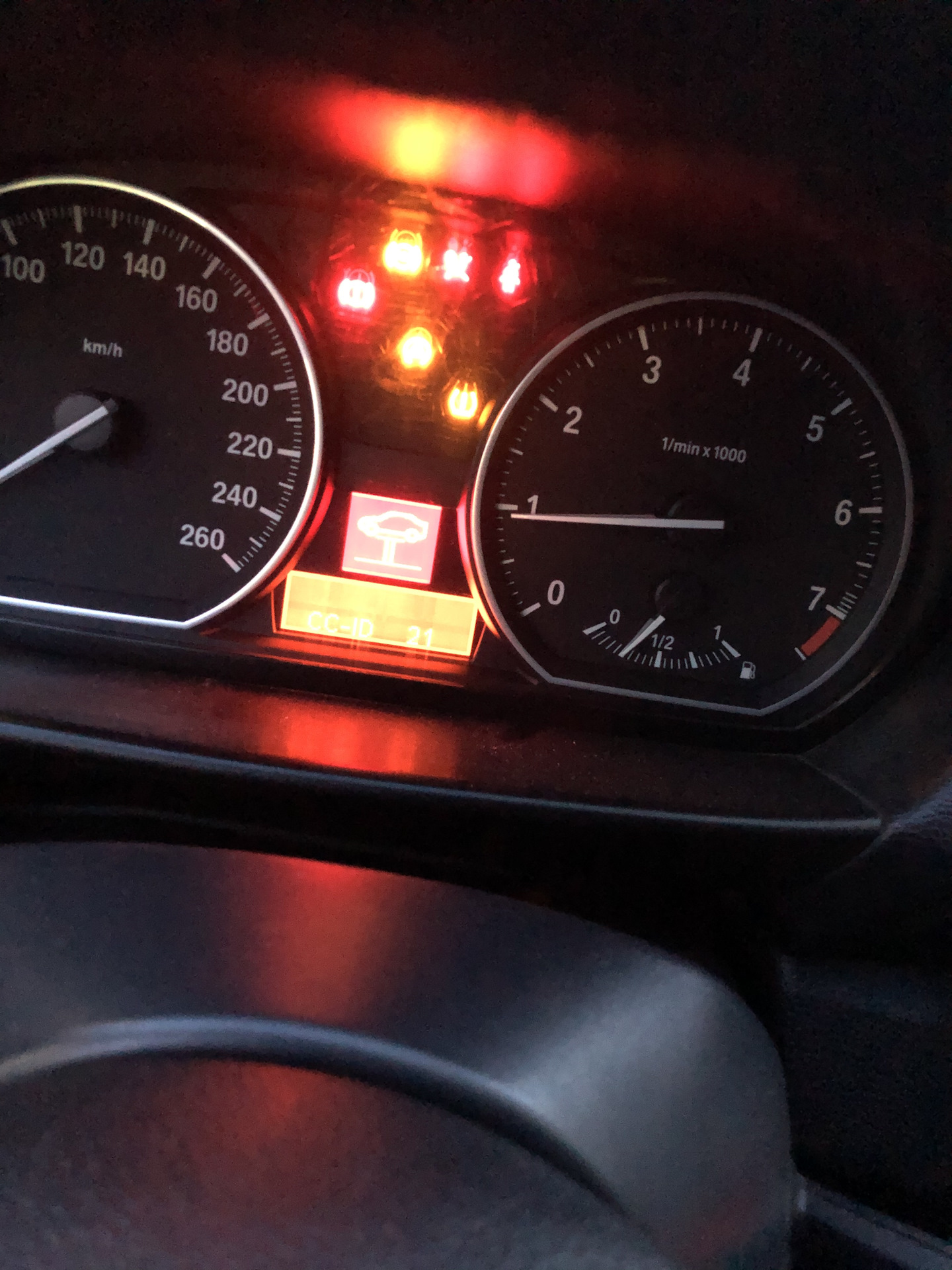 Горит желтый восклицательный знак. Лампочка аккумулятора ваз 2114 панель. Подскажите загорается. Подскажите загорается. Сигнальная лампа на панели приборов jcb.