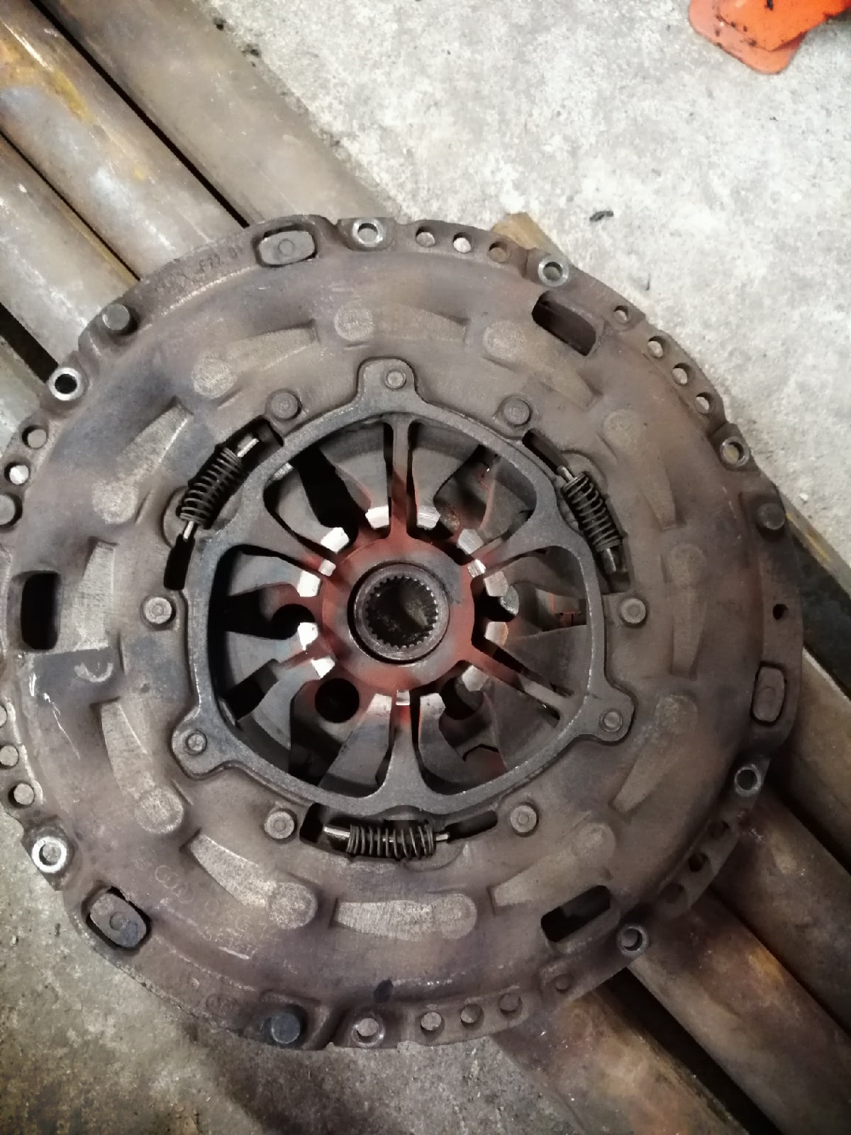 Замена сцепления и двухмассового маховика — Volkswagen Passat B6, 2 л ...