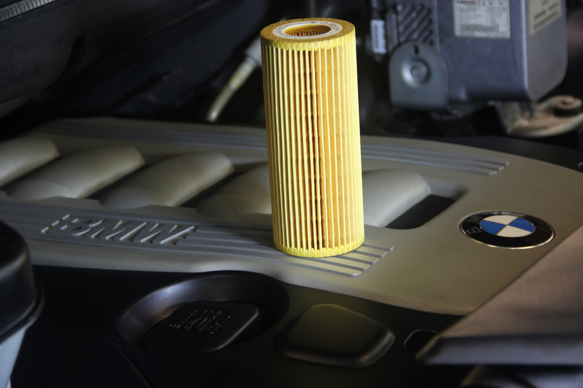Замена воздушного фильтра двигателя BMW f07. Замена воздушного фильтра двигателя БМВ x5 g05. Интервал замены масла бмв