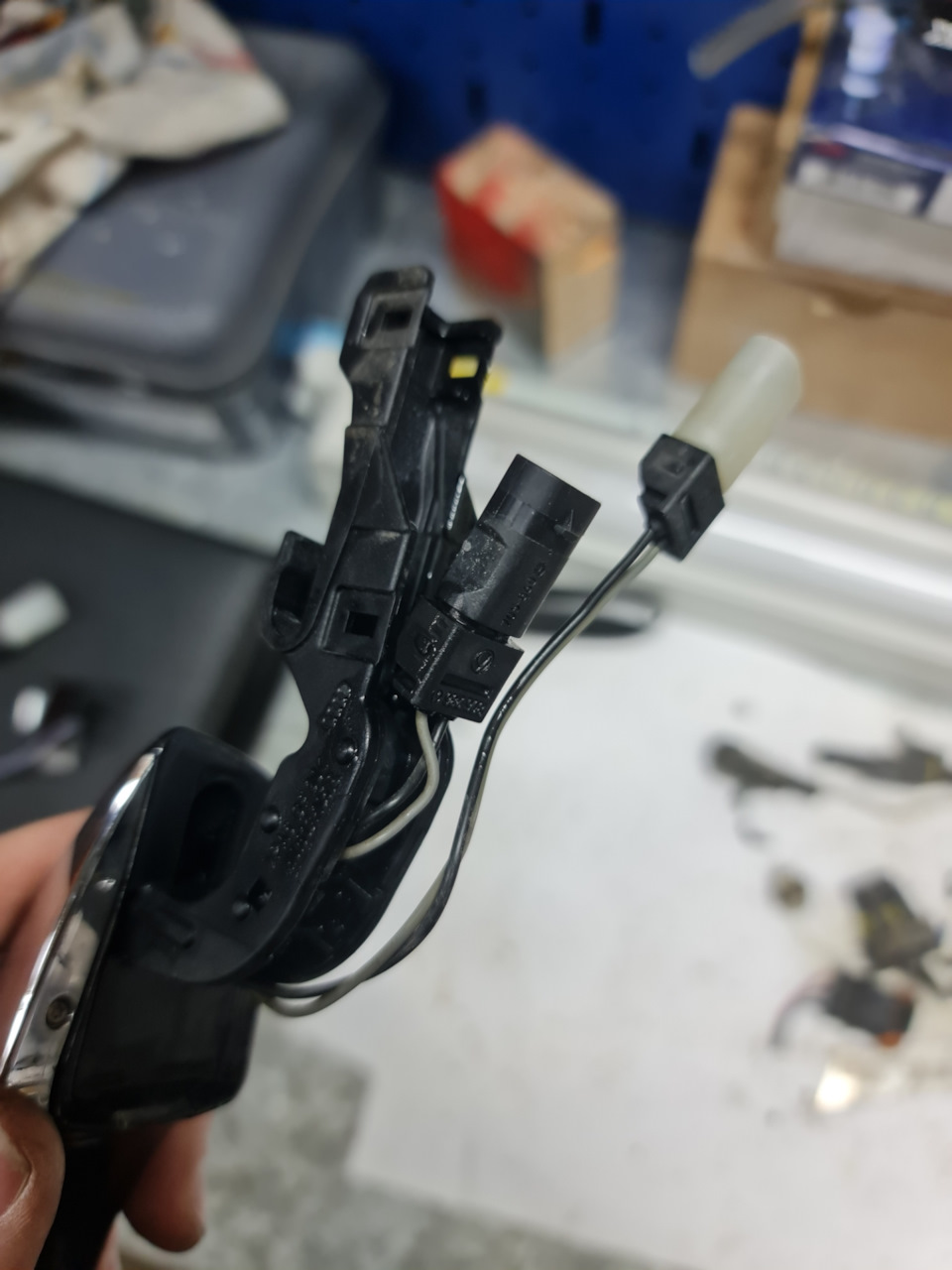 Далее аккуратно освобождаем фишки от креплений. — Audi A6 (C7)