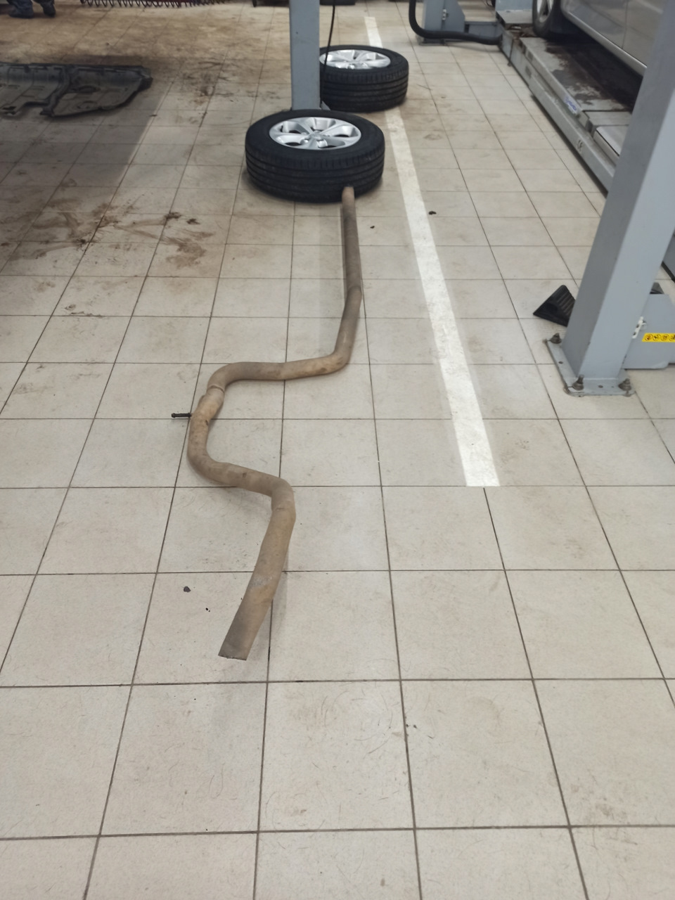 Отвалился глушитель при замене резины — Ford Mondeo IV, 2 л, 2010 года ...