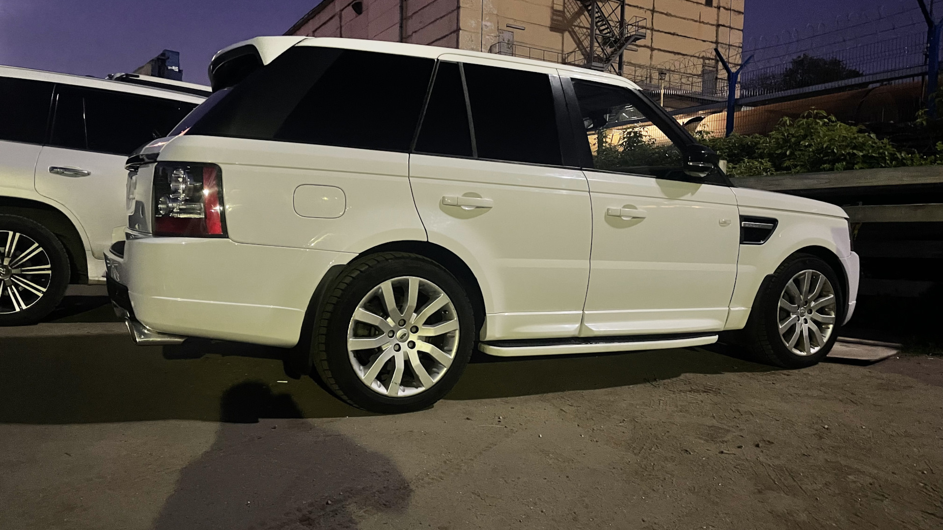 Land Rover Range Rover Sport (1G) 4.2 бензиновый 2008 | Белый Рысь на DRIVE2