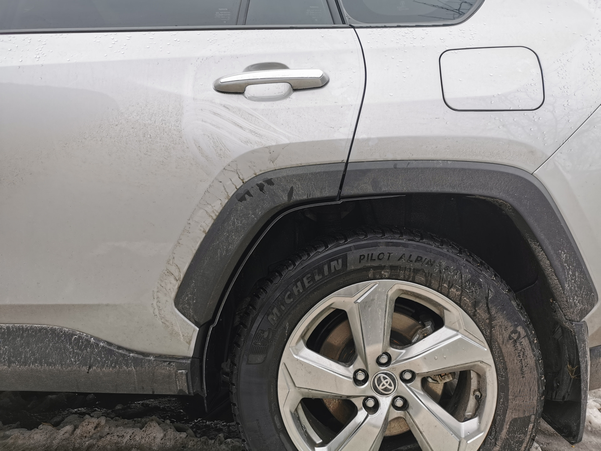 Дополнительные подкрылки задних колес — Toyota RAV4 Hybrid (5G), 2,5 л ...