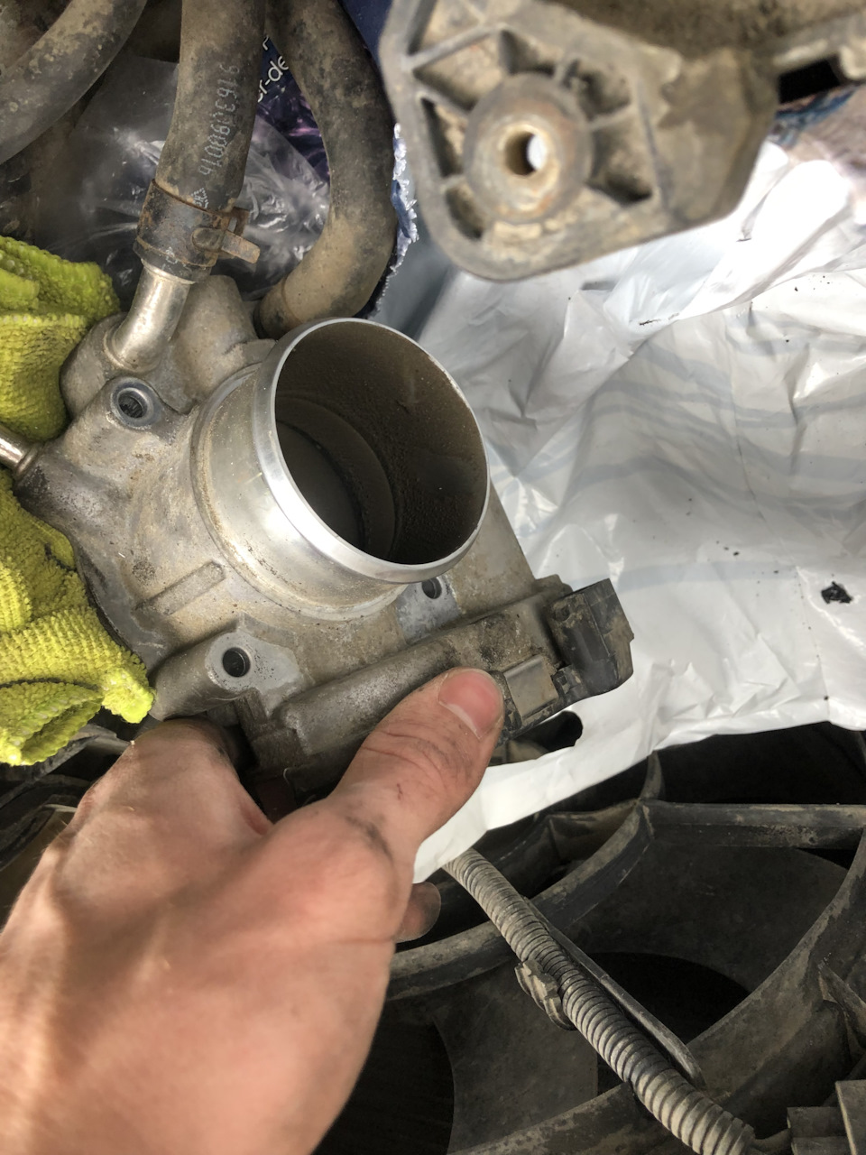 Чистим дроссель — Hyundai Solaris, 1,4 л., 2011 года | расходники | DRIVE2