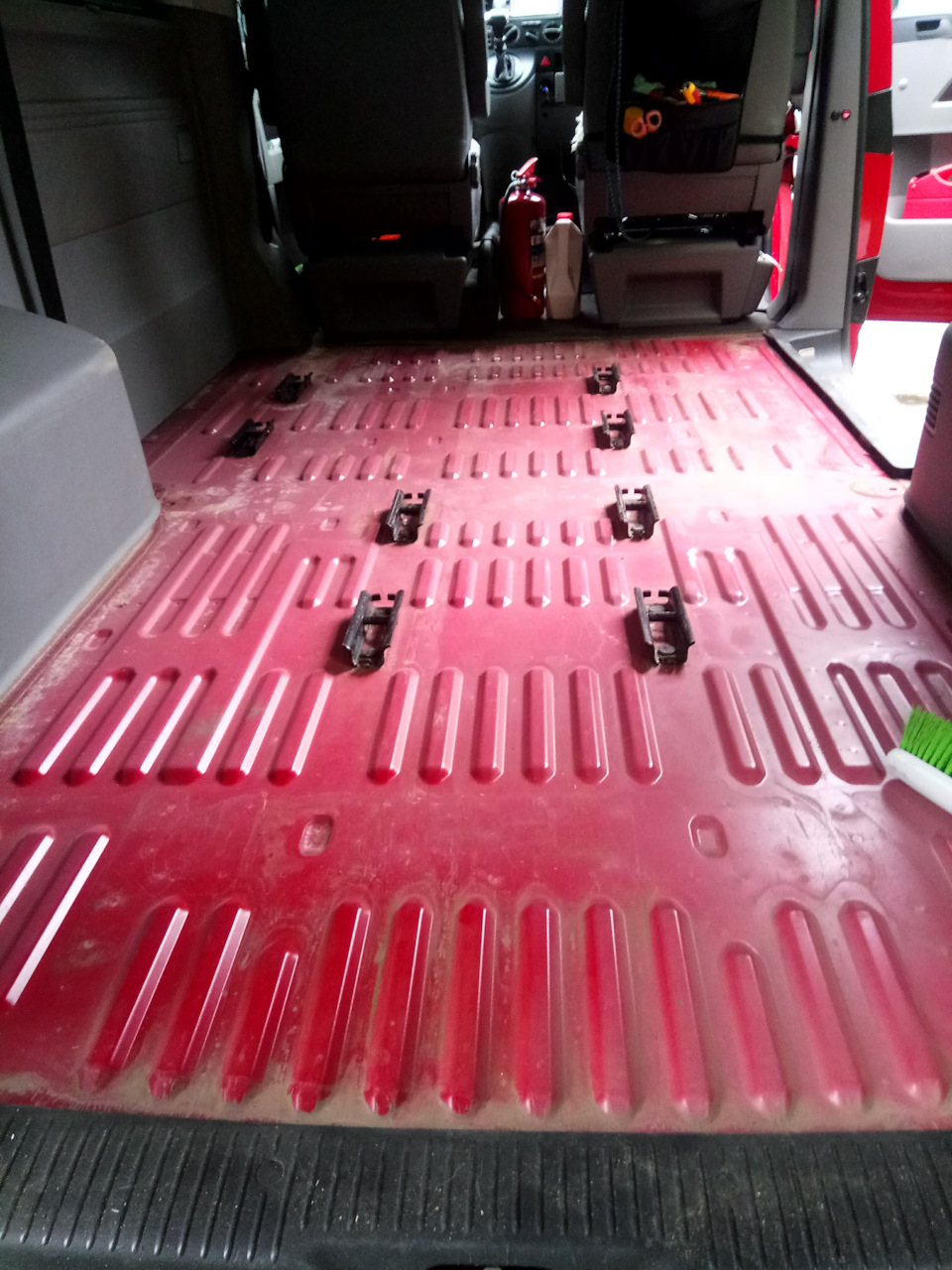 Разбор салона Каравелла Т5: снятие старого напольного покрытия ...