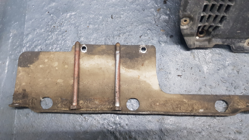 Вот эта металлическая защита рейки — Audi A6 (C7)