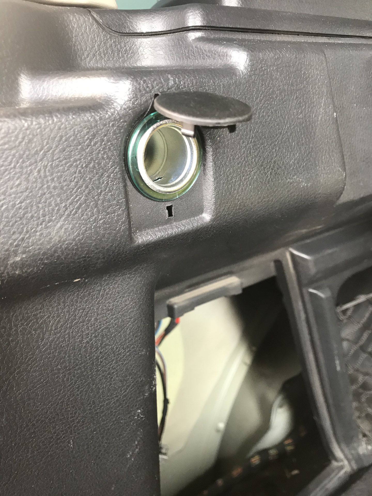 Розетка в багажнике как снять w164 Розетка в багажнике как снять w164