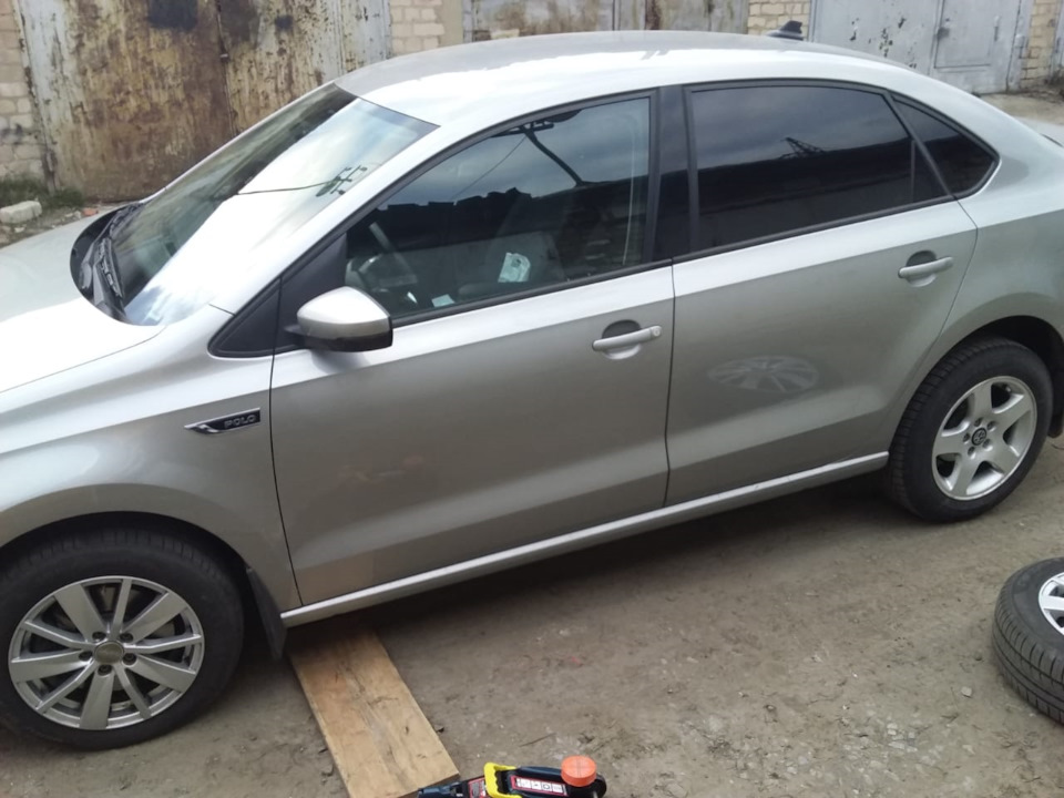 Смена летних дисков на зимние — Volkswagen Polo Sedan, 1,6 л, 2018 года ...