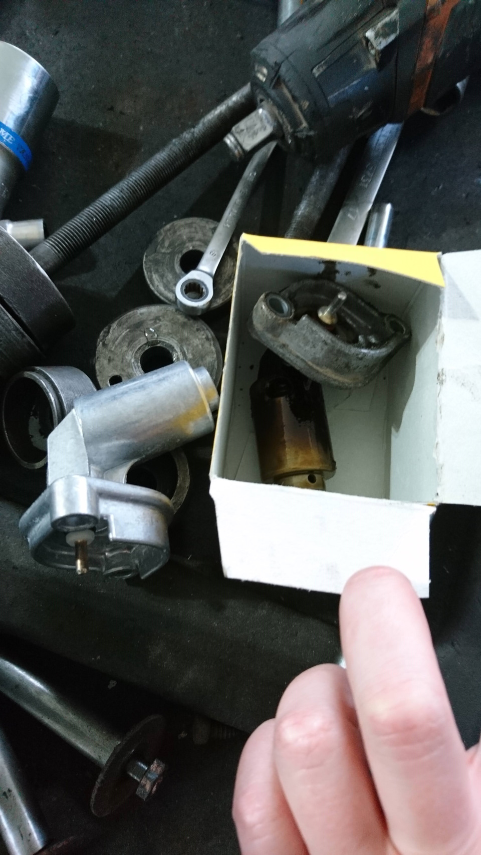 Старый VDO, новый Hella — Mercedes-Benz E-Class (W124)