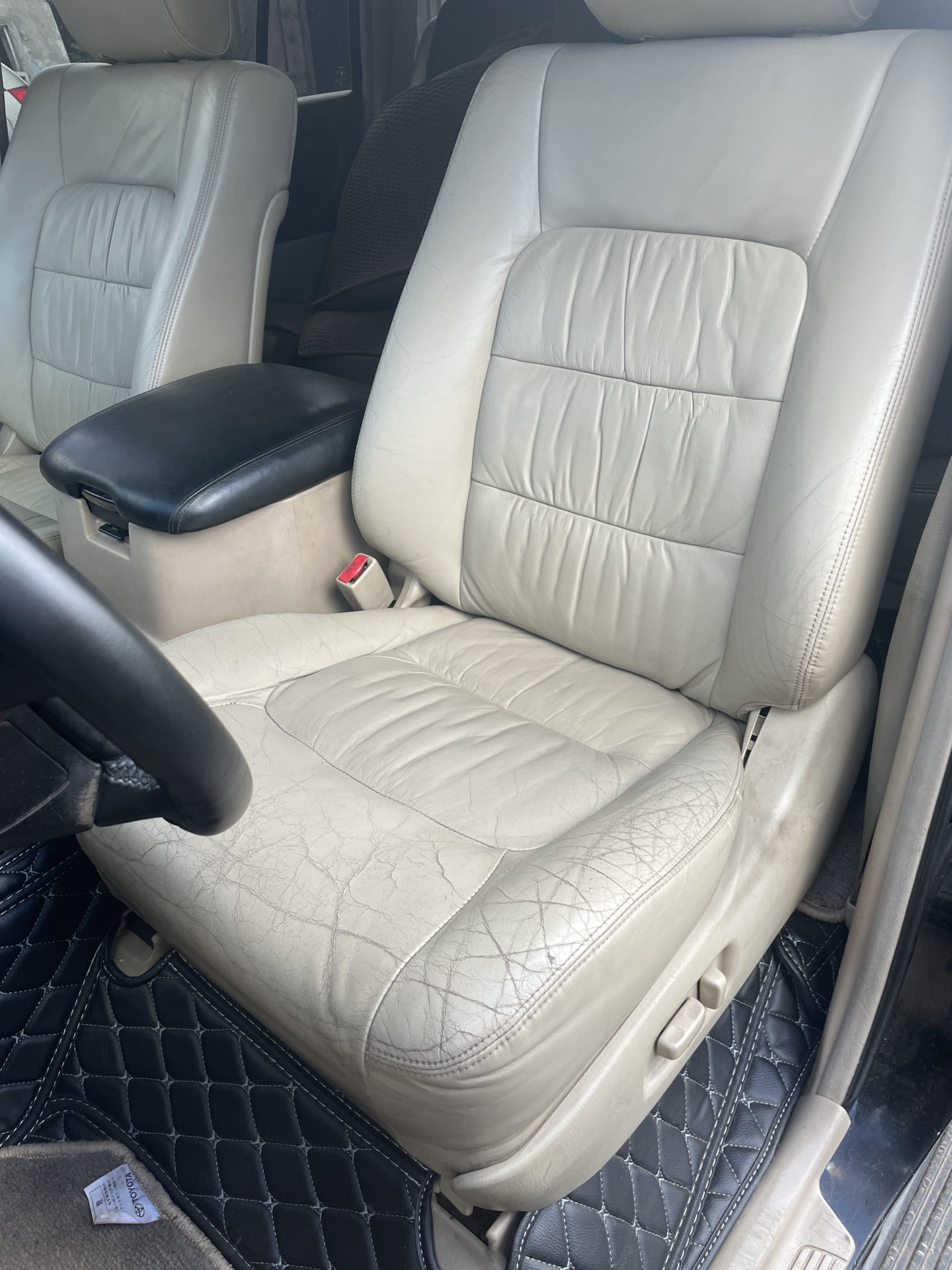 Третий ряд от ленд крузер 100. Toyota land cruiser 105 сиденья. Сиденье land cruiser 100. Land cruiser 100 задние сиденья. Подлокотник ленд крузер 100.