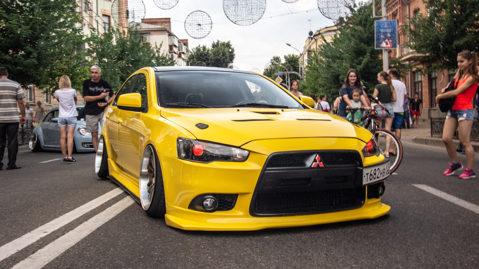 Желтого тома. Mitsubishi Lancer x Yellow. Ланцер 10 желтый. Желтый Лансер 10. Митсубиси Лансер 10 в желтом цвете.