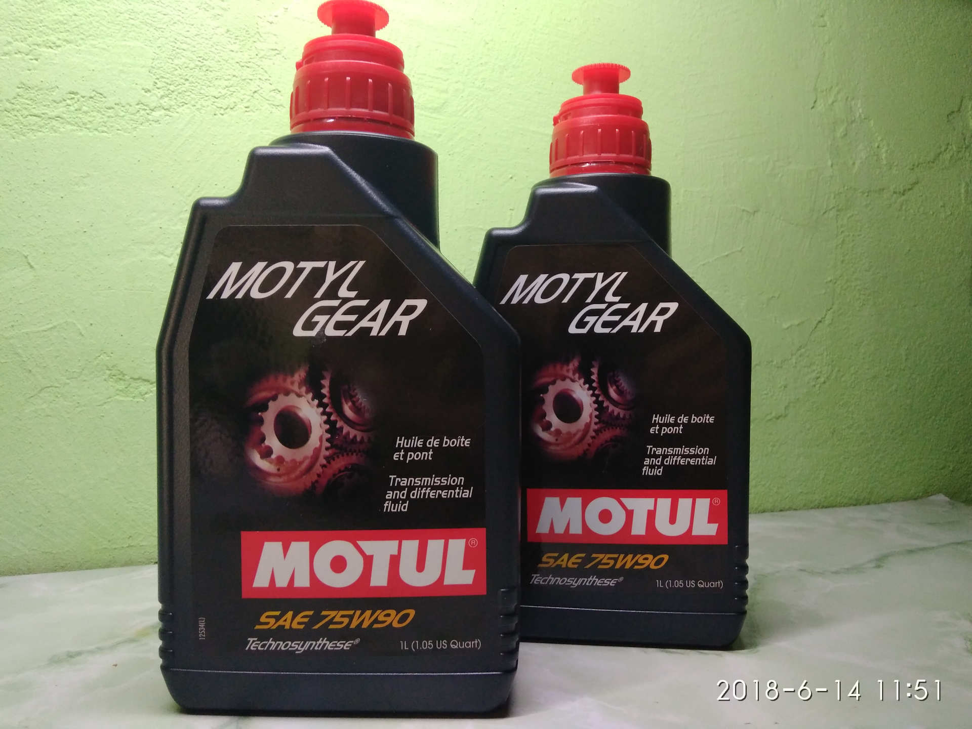 Масло в коробке квадроцикла. Motul 75w90. Новая упаковка Motul 75w90. Motul 75w90 нд. Motul 75w90 подделка.