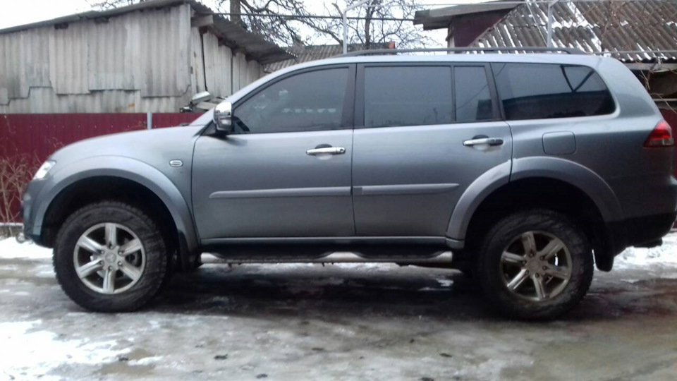 Тот же МПС New уже на усиленных передних и задних пружинах (фото для сравнения) — Mitsubishi Pajero Sport (1G)