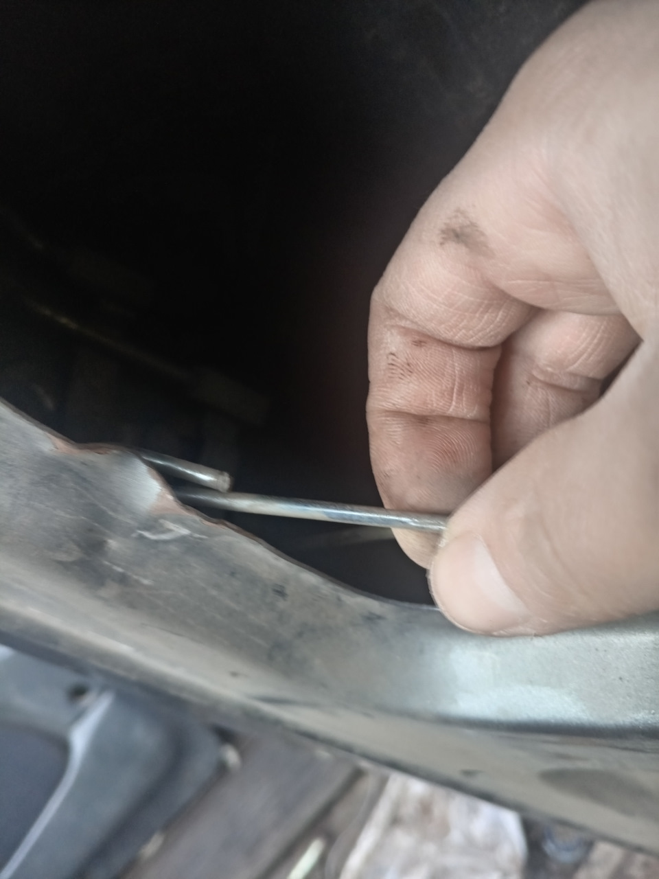 Тяга вставлена в механизм замка и всё — Lada 2120 Надежда