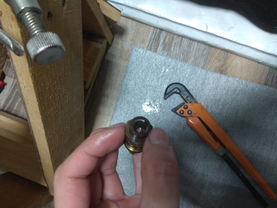 Ремонт картриджа термостатического крана — Volkswagen Passat B4, 2 л ...