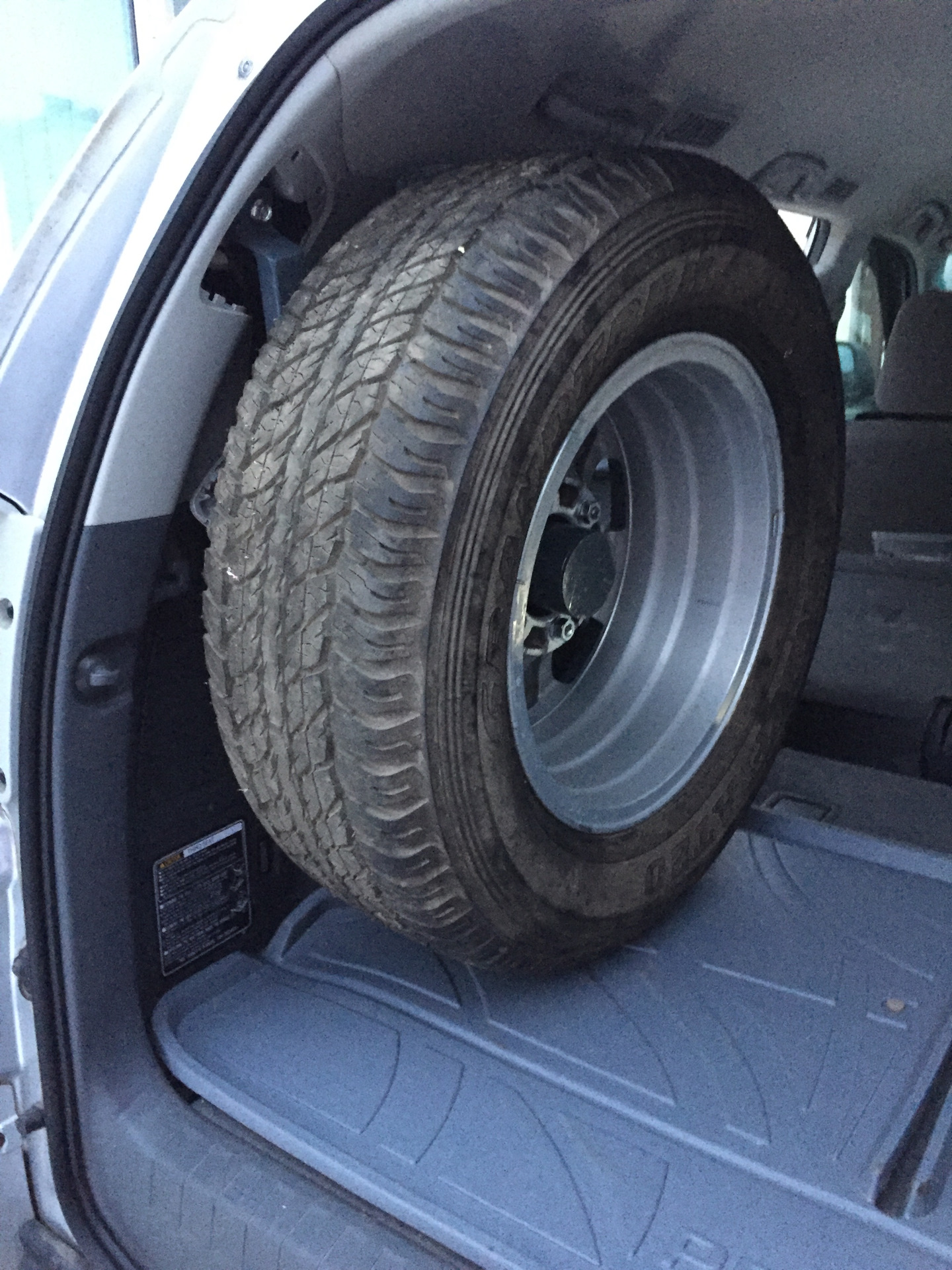 Крепления для запасного колеса в салон. — Toyota Land Cruiser Prado 150 ...