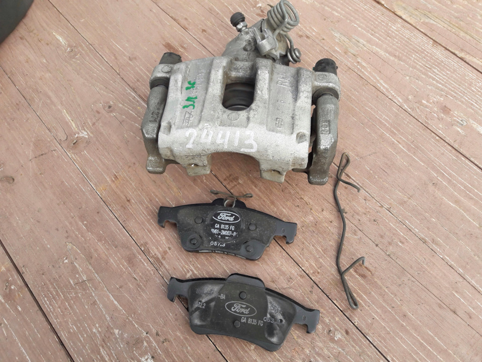 Живут же люди, даже колодки у них не ржавеют ))) — Ford Focus Hatchback III. Запчасти на фото: 95134007