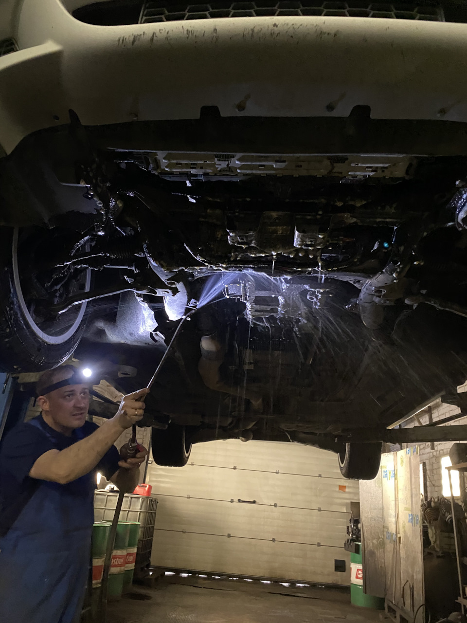 Крепление бачка омывателя и главного блока предохранителей — Mazda MX-5 ...