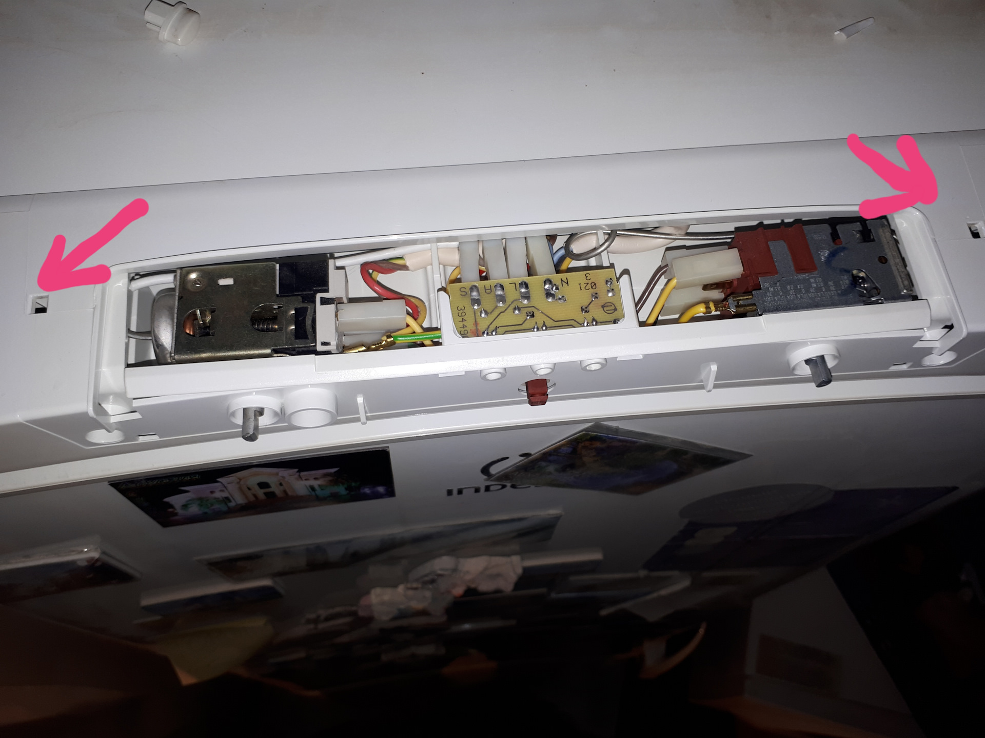 снять нижнюю панель стиральной машины индезит. сливной поддон для холодильника индезит c236g. Indesit c132g. индезит как снять нижнюю панель. уплотнитель для холодильника под планку.