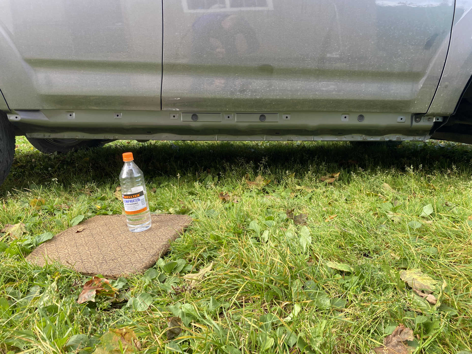 Как обработать пороги автомобиля от ржавчины. Обработка порогов антигравием. Мовиль для порогов автомобиля. Антикор в пороги автомобиля изнутри. Toyota land cruiser 200 выправление порогов.