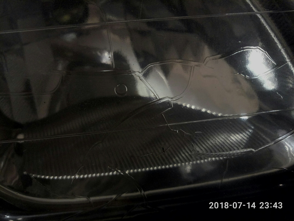 Потрескались фары. Трескается лак на фарах. Потрескалась бронепленка на фаре. Треснул лак на фаре. Треснул лак на фаре.