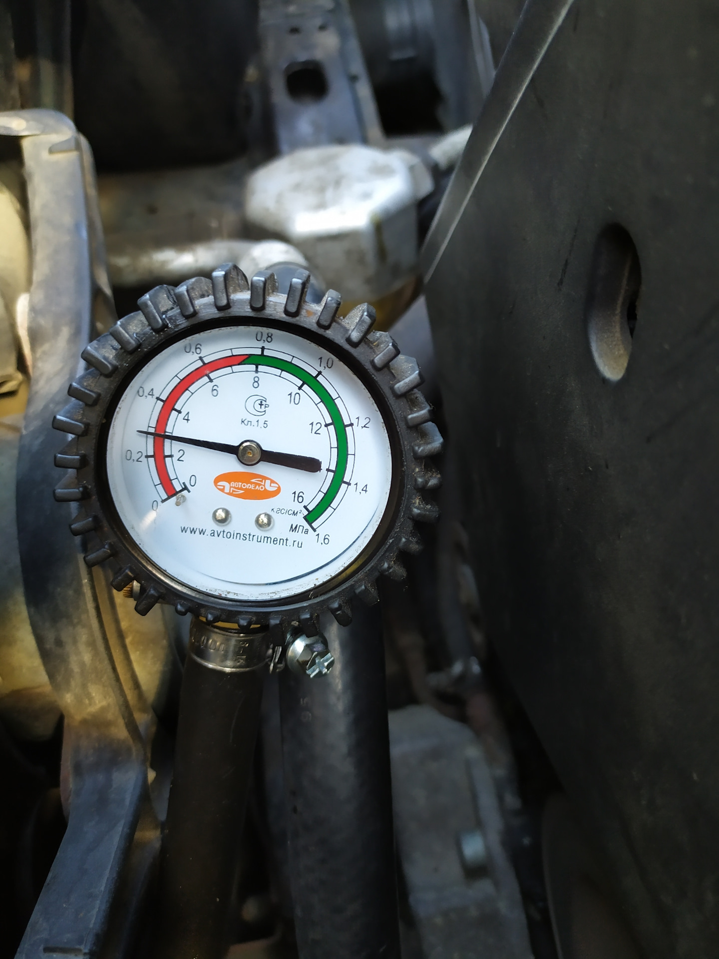 Рабочее давление масла в двигателе. JCB 3cx замер давления масла ДВС. Замер давления масла Спринтер 2.7. G4kd давление масла. Замер давления масла в двигатель g6cu.