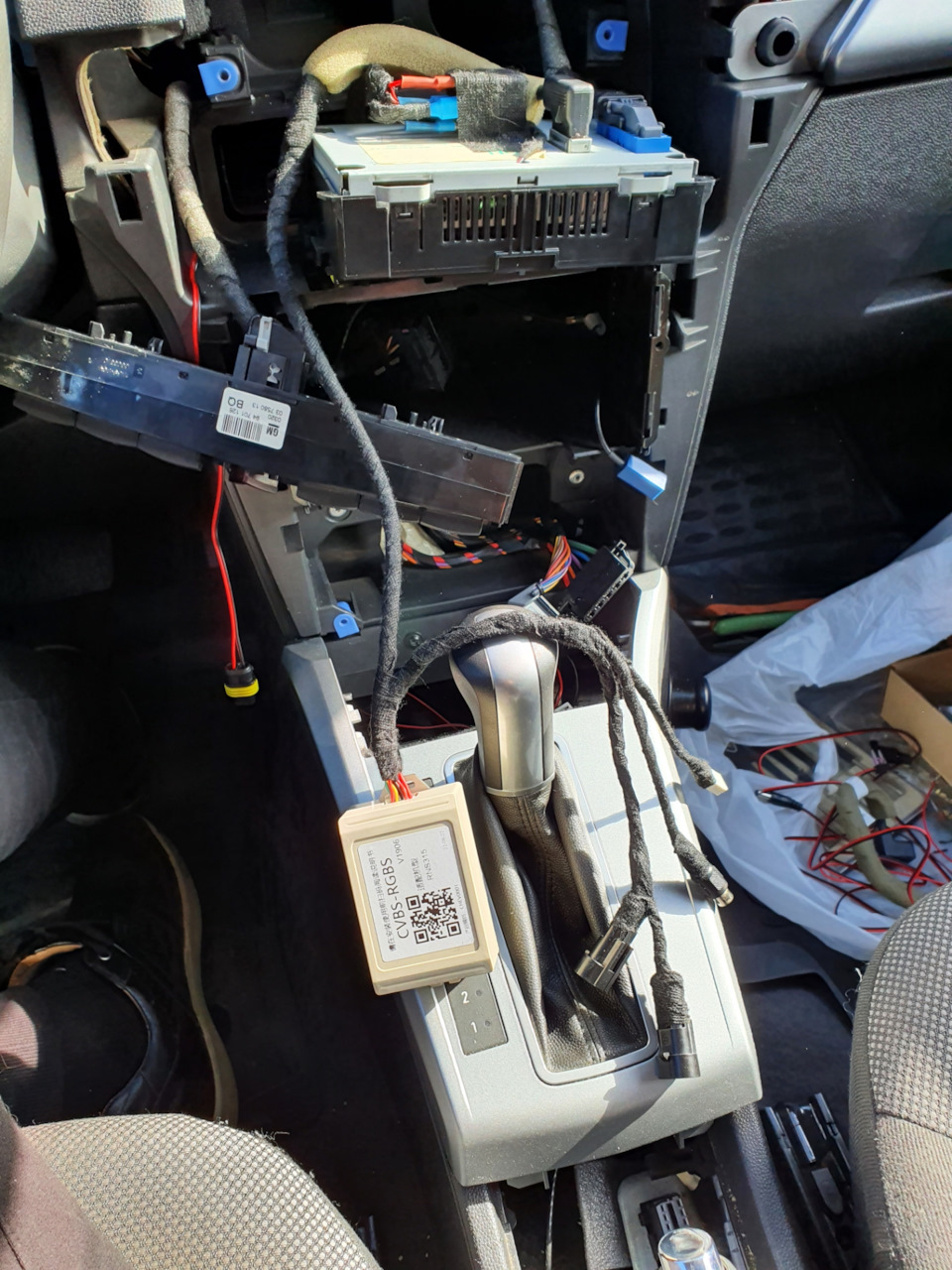 все провода обмотал изолентой, чтобы не было шума от проводки — Opel Astra H