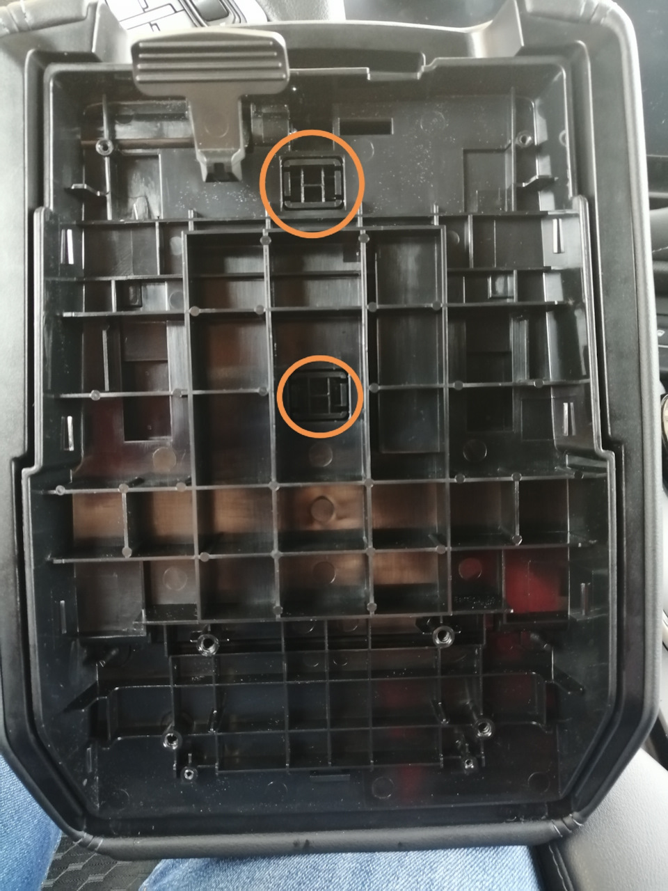 Чтобы снять верх нужно вынуть 2 фиксатора. — Haval F7 (1G)