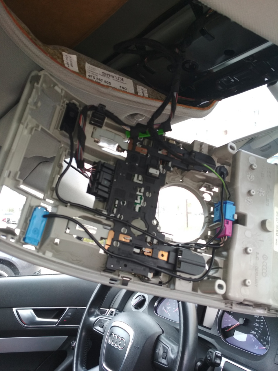 Дальше ещё два винта под крестовую отвертку и всё. — Audi A6 (C6). Запчасти на фото: 4F5867505