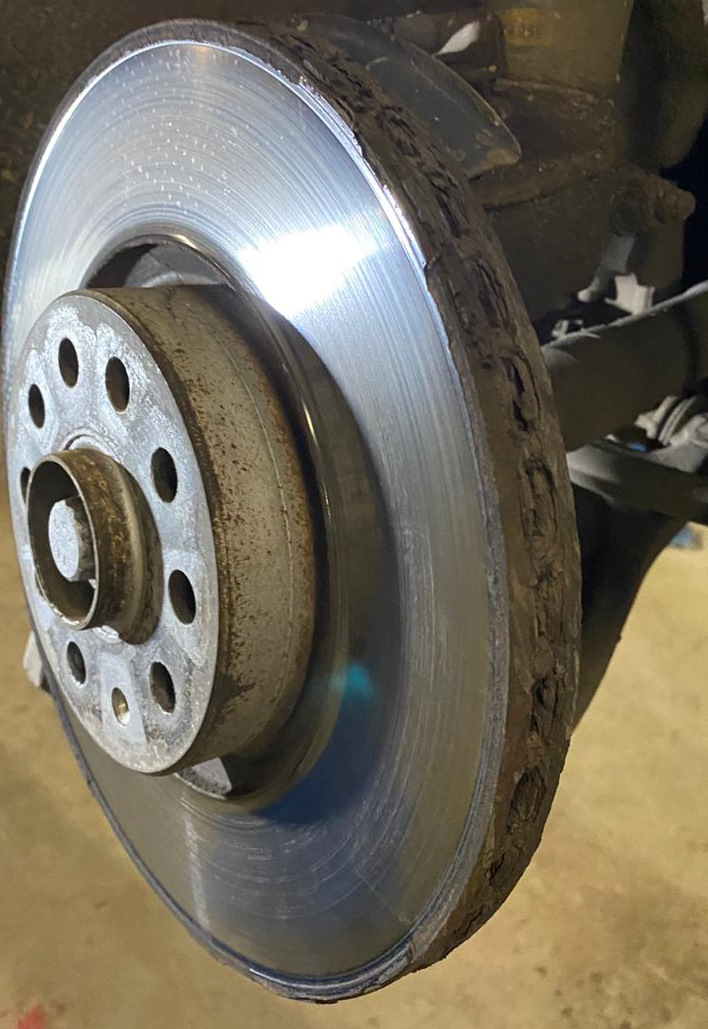 Замена передних тормозов, установка газового упора капота — Skoda ...