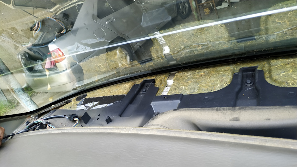 Шумка под накладкой торпеды. — Dodge Grand Caravan (4G), 3,3 л, 2005 ...