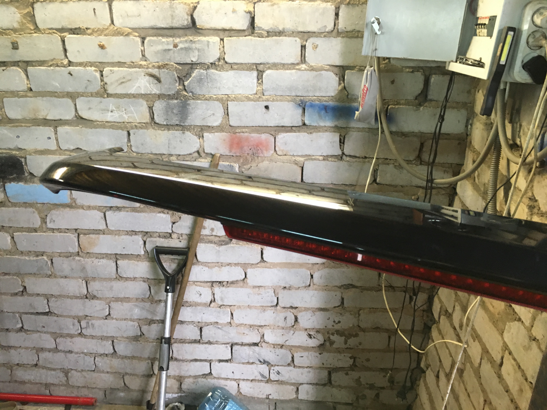 Поставить спойлер на дверь volvo v50. Спойлер двери багажника 2123. Установка заднего спойлера. Крепление спойлера subaru impreza. Установка заднего спойлера.