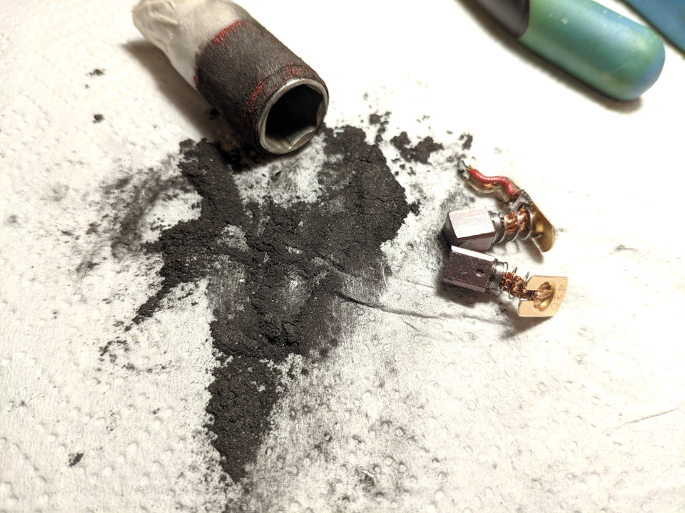 По возможности аккуратно стачиваем щетки… — Opel Astra H