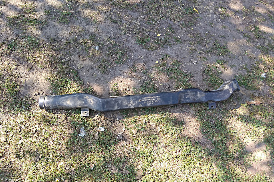 Дэу нексия замена воздуховода. xCAAAgDC3uA 960. Дэу нексия замена воздуховода фото. Дэу нексия замена воздуховода-xCAAAgDC3uA 960. картинка Дэу нексия замена воздуховода. картинка xCAAAgDC3uA 960. Итак, я давно уже задумываюсь над тем, что пластиковый заборник воздуха который крепится к телевизору нафиг не нужен, но и мотору явно не хватает воздуха. Пробно скинул шланг с заборника, и приемистость, а так же отклик на педаль газа, уже совсем другая. Итак суть вопроса в чем. Мы имеем систему подачи воздуха, скорее всего от опеля, но не понятую инженерами ДЭУ По мануалу у нас в крыле стоит глушитель (так написано в библии) И малый глушитель стоит перед моторным щитом, прекреплен он к правому стакану (по ходу движения)Суть вопроса заключается в том, что как мы поняли с товарищем, у опеля "глушитель", что стоит в крыле служил немножко иным образом. Он являлся своего рода одним из главных заборников воздуха, в котором оставались вся пыль, влага и в корпус воздушного фильтра попадал уже нормальный воздух. Этот принцип явно не действует на нексии, потому, что там такую хрень нагородили, что слов нет. В общем мы решили видо-изменить систему. Для этого тот "глушитель", что стоит на стакане, мы удаляем на хрен, глушим шланг, чем угодно (думаю пробка от 5л. воды подойдет идеально) Удаляем скорее всего и "глушитель" в крыле.В общем суть такова, двигателю преимущественно нужен теплый воздух, он его получает скорее всего недостатком, потому, что создается слишком много завихрений, от чего мотор плохо дышит, чему причиной являются эти "глушители" и воздухо-заборник на телевизоре.И тут вопрос встает туговато, мы делаем забор воздуха из решетки при помощи шлангов, труб и всего, что может пригодиться. Делаем, это как можно короче, что бы в мотор попадало больше необходимого воздуха, без не нужных завихрений и потерь.Но вся проблема в том, что летом это пойдет несомненно, но зимой ему нужен теплый воздух от двс, и тут либо ставится тазовская заслонка (ручная) которая на карбе переключается по принципу зима-лето. А так же к защите паука приваривается металлическое кольцо, для установки на него еще одной гофры, либо шланга, чтобы зимой мотор получал теплый воздух.Другой вариант предполагает установку нулевика, удаление корпуса фильтра, и всех этих "глушителей! и заборника. Но придется химичить, потому, что придется ставить другой шланг от корпуса фильтра на дроссель. Вкорячивать туда расходомер, который по нашему впаян в оригинальный шланг. (Можем ошибаться)В общем идей много, давайте по пробуем, что-то изобразить. Данный вопрос касается не только 16V но и 8V Там такая же бодяга. Предумав грамотную, рабочую схему, каждый из нас позволит ДВС дышать так, как он должен. От этого зависит динамика, ну и расход тоже скажет вам свое веское слово.