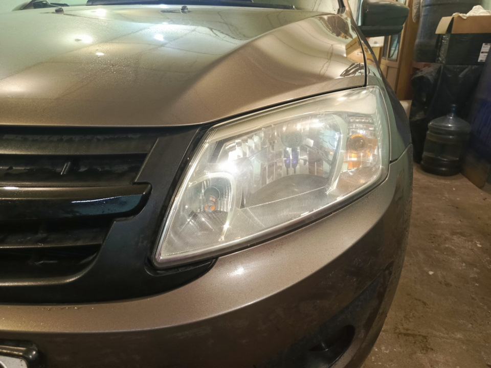 Вот эту фару менял — Lada Granta liftback (1G)