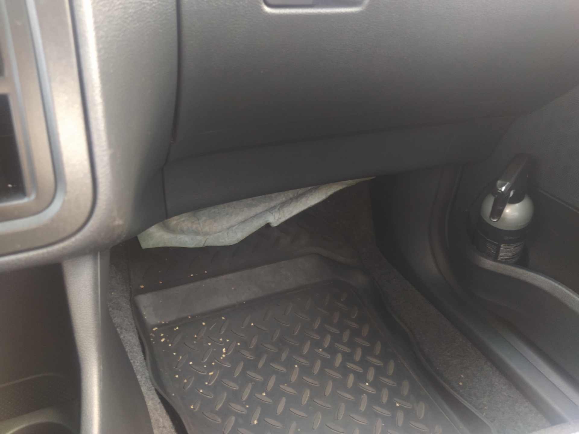 Подскажите чем крепится шумка под бардачком? — Skoda Fabia Mk2, 1,4 л ...