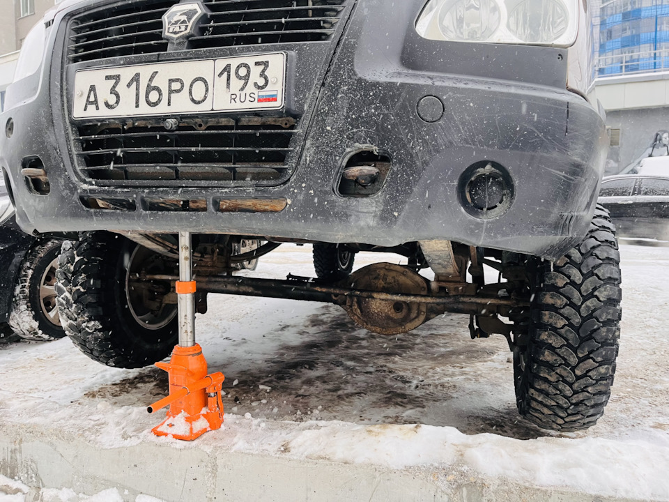 Проще достать бутылочный, чем снимать с креплений хайджек, если ситуация позволяет — ГАЗ Соболь 4х4