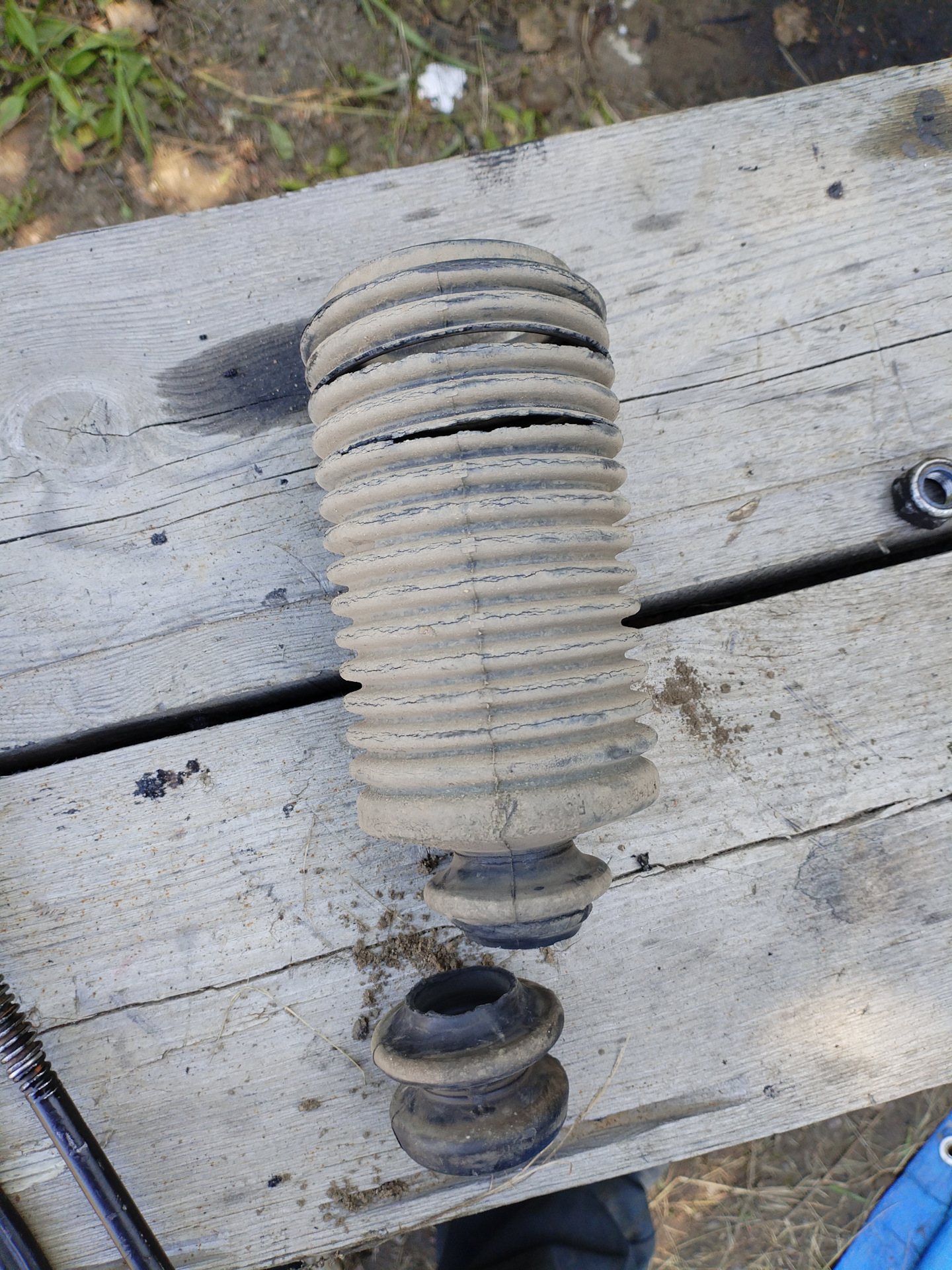 Меняем пыльники стоек — Nissan Leaf (1G), 2013 года | своими руками ...