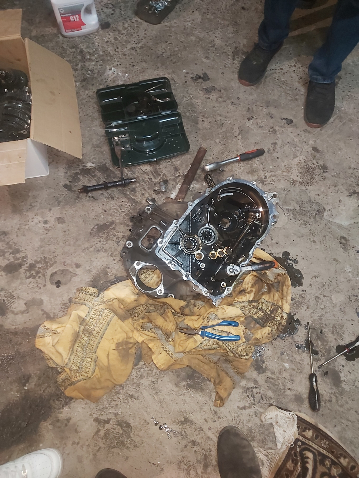 Разборка старой коробки передач — Lada Приора седан, 1,6 л, 2008 года ...