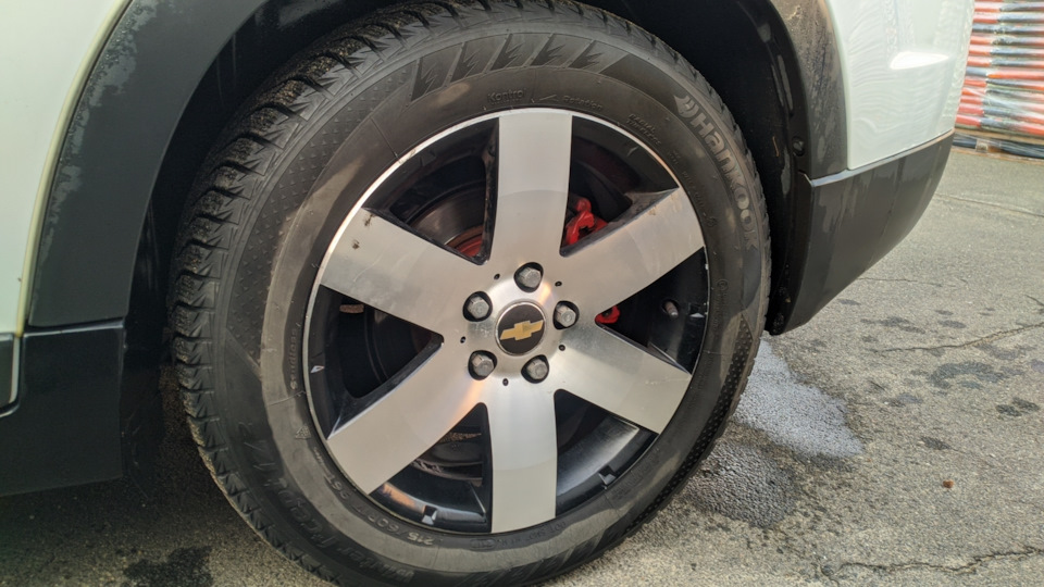 Hankook Winter i*cept iZ2 215/60R17 — Chevrolet Orlando  (1G). Запчасти на фото: Hankook W616 I*Cept IZ2 215/60R17
