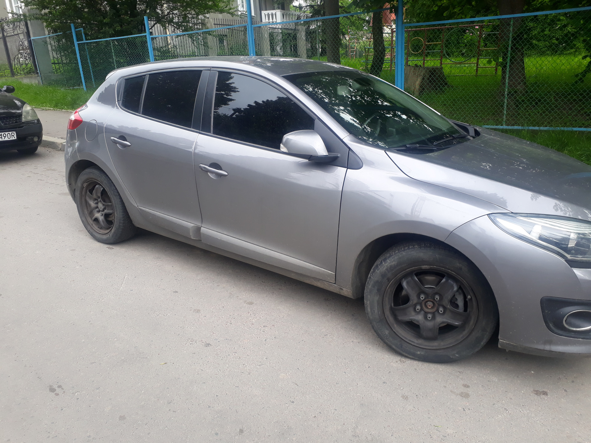 Вкрали структурні ковпаки :( — Renault Megane III, 1,5 л, 2015 года |  поломка | DRIVE2