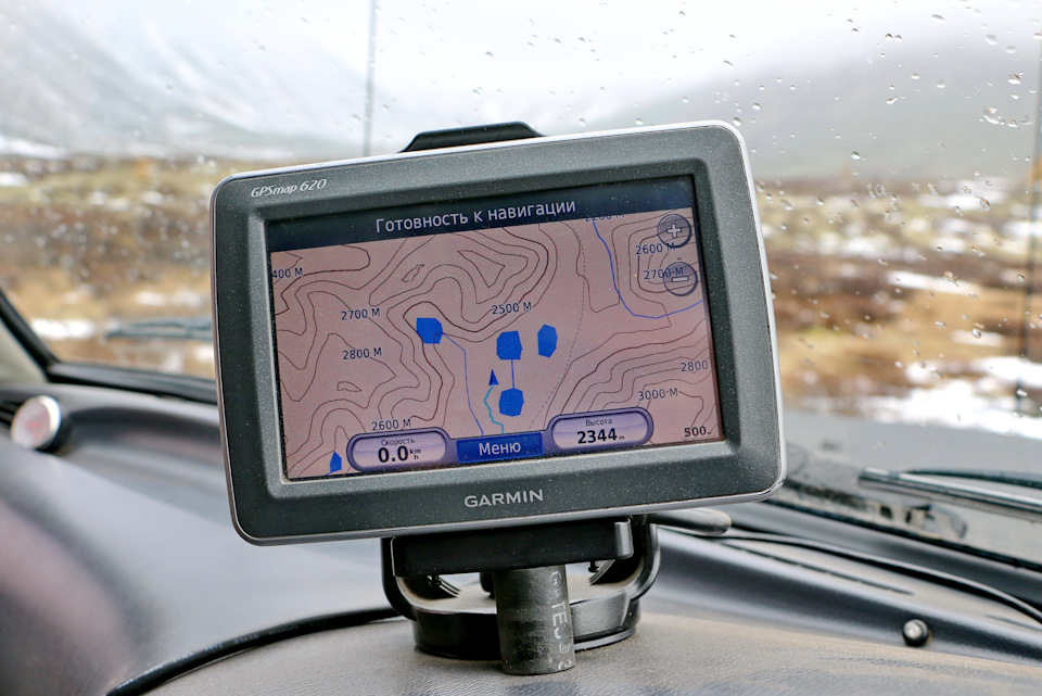 Всё, выше точно не поедем. Еще немного и начнется спуск. На карте видно, что пунктир дороги ушел правее. Он все правильно показывает. Это мы немного засмотрелись, прониклись величием гор и проехали свой поворот :) — Toyota Land Cruiser 80