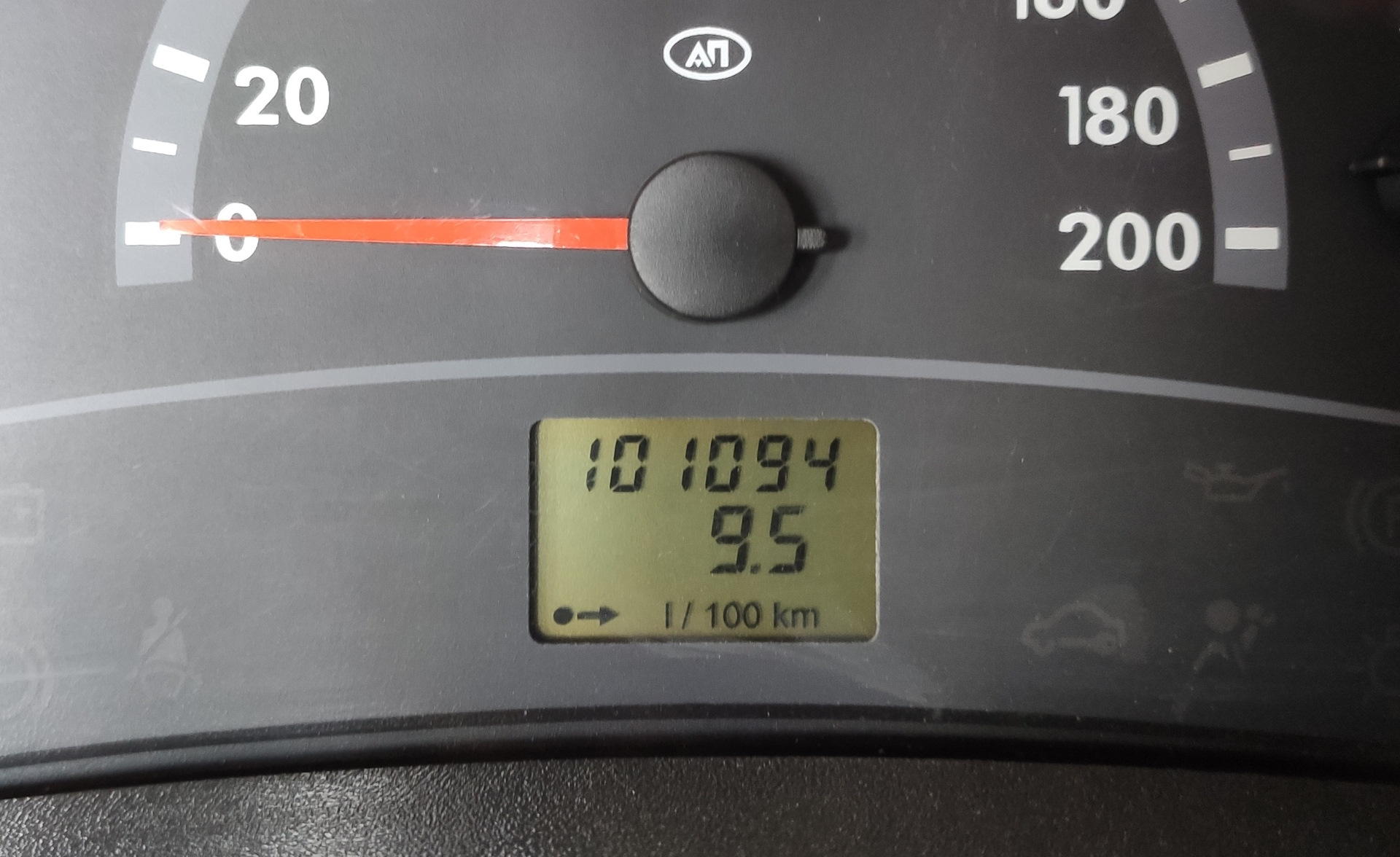 Открытый капот калина 1. Калину трясет. Калина 2 мотор 16 кл. Калина красная дерево. Болт крепления декоративной крышки 2170.