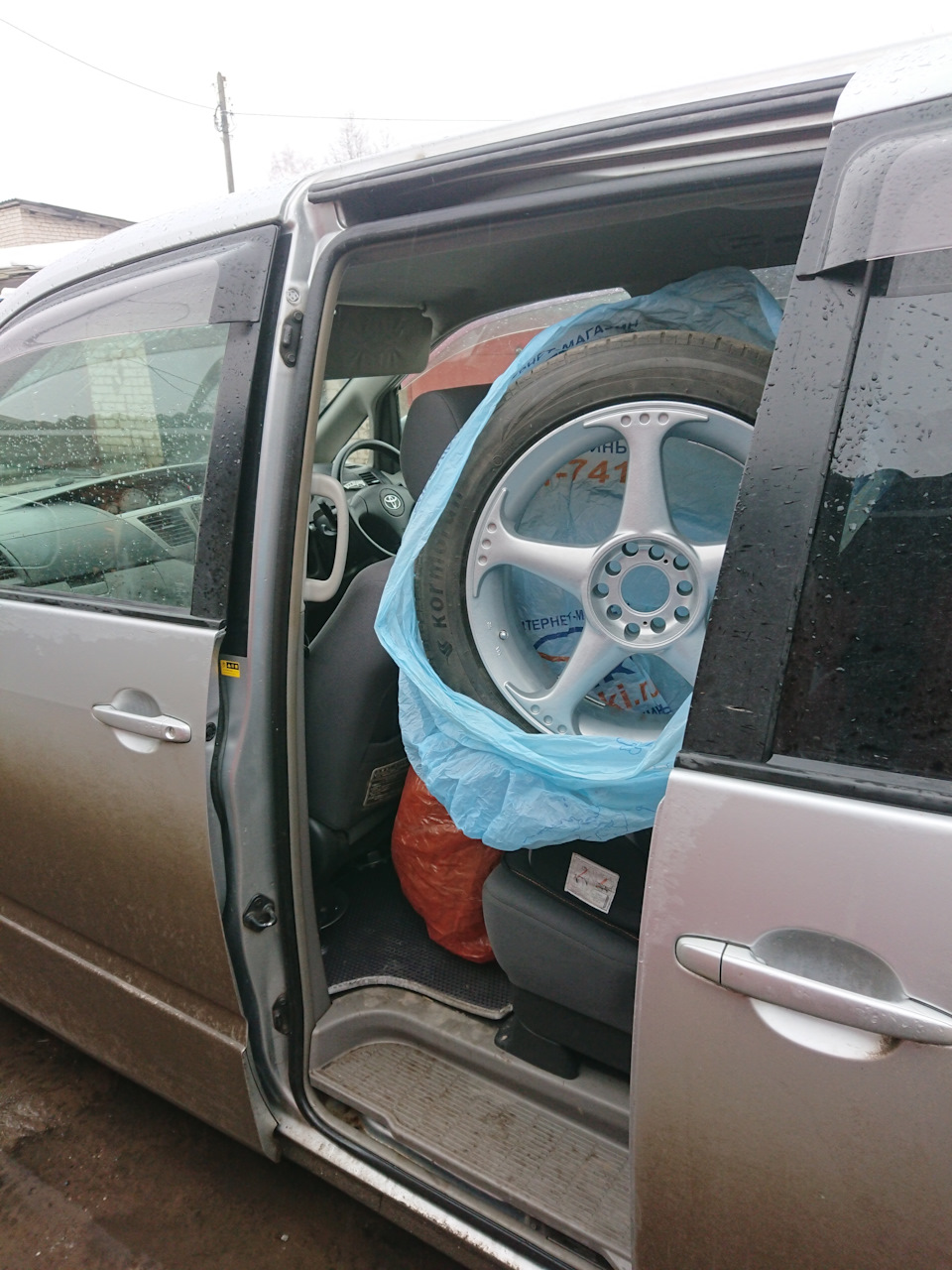 Про колёса. Даже про диски, можно сказать. — Toyota Noah (2G), 2 л, 2010  года | стайлинг | DRIVE2